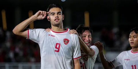 Pemain Timnas Indonesia U-20, Jens Raven (tengah) melakukan selebrasi bersama rekan-rekannya setelah mencetak gol pembuka ke gawang Timor Leste pada laga Grup F Kualifikasi Piala Asia U-20