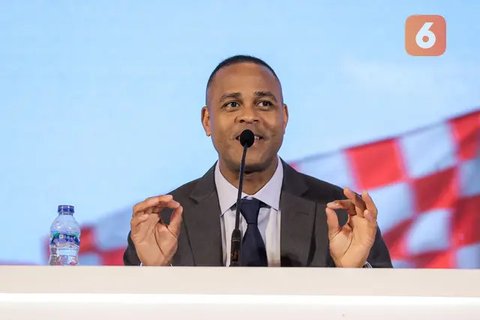 Pelatih kepala baru Timnas Indonesia, Patrick Kluivert berpose dengan memegang jersey dan memakai peci setelah sesi konferensi pers yang berlangsung di Hotel Mulia, Senayan, Jakarta, Mingg