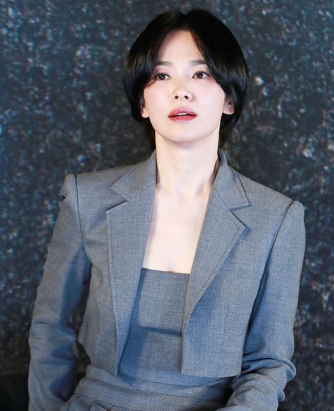Song Hye Kyo Tampil Fresh, Rambut Pendeknya Disebut Mirip Usia 20-an
