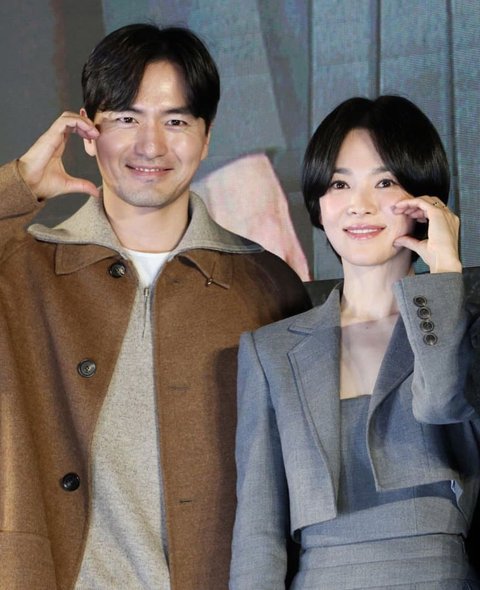 Song Hye Kyo Tampil Fresh, Rambut Pendeknya Disebut Mirip Usia 20-an
