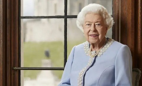 Ratu Elizabeth II setibanya di pusat perbelanjaan Lexicon saat berkunjung ke Bracknell, London, Jumat (19/10). Ratu Elizabeth menghabiskan sebagian waktu siangnya untuk mengunjungi department