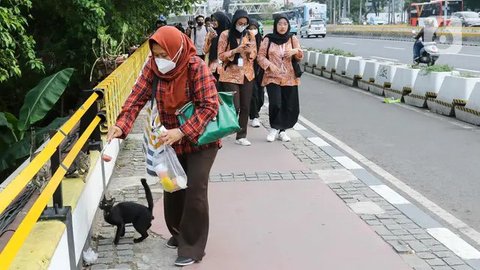 Pemukiman kumuh berjajar di kawasan Roxi, Jakarta, Jumat (30/12). Badan Pusat Statistik (BPS) DKI menyatakan angka kemiskinan DKI Jakarta pada Maret 2016 sebesar 3,75 persen atau 384.000 oran