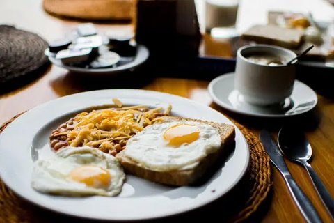 Kontrol porsi makan ketika traveling. /copyright Pexels/ Lisa Fotios