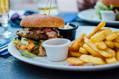 Kontrol porsi makan ketika traveling. /copyright Pexels/ Lisa Fotios