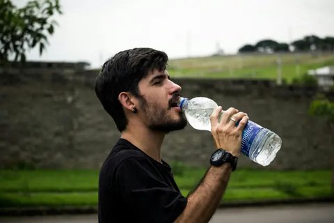 Kontrol porsi makan ketika traveling. /copyright Pexels/ Lisa Fotios