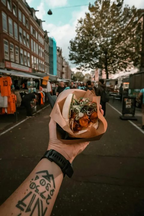 Kontrol porsi makan ketika traveling. /copyright Pexels/ Lisa Fotios