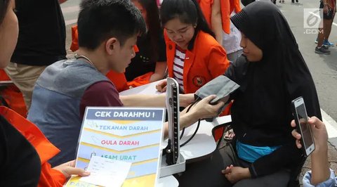 Mahasiswa mengecek tensi darah warga saat menggelar pengecekan di car free day (CFD), Jakarta,Minggu (13/1). Pengecekan darah yang dilakukan oleh para mahasiswa di Jakarta ini agar masyarakat