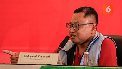 Pelatih kepala baru Timnas Indonesia, Patrick Kluivert memberikan keterangan pada acara konferensi pers mengenai perkenalan pelatih baru Timnas Indonesia di Hotel Mulia, Senayan, Jakarta, Min