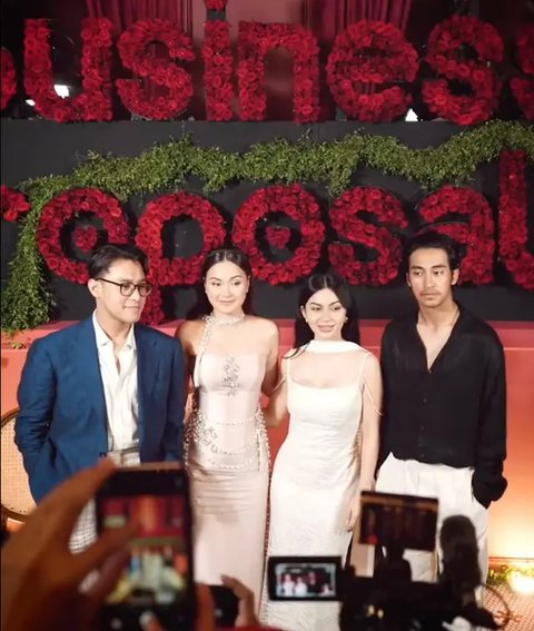 Ariel Tatum dan Caitlin Halderman tampil bak duo bestie dengan gaya glamor