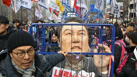Presiden Korea Selatan Yoon Suk Yeol saat mengumumkan status darurat militer pada Selasa (3/12/2024) malam. (Dok. AFP)