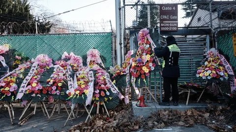 Presiden Korea Selatan Yoon Suk Yeol saat mengumumkan status darurat militer pada Selasa (3/12/2024) malam. (Dok. AFP)