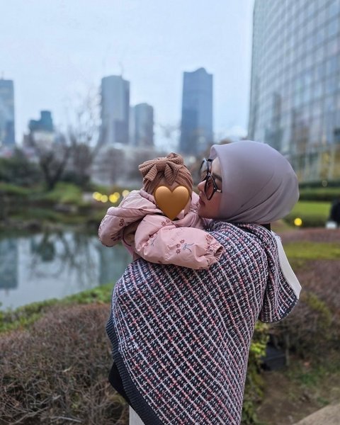 Selain coat, Syahrini juga menyiapkan jaket tebal untuk baby R. Dengan jaket ini, baby R terlihat seperti boneka hidup.