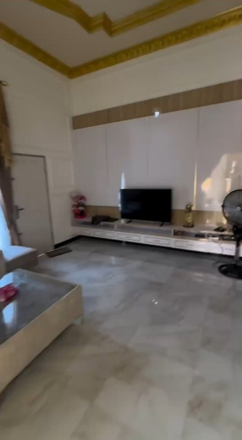 Di sebelah ruang tamu terdapat ruang keluarga yang nggak kalah luas dan mewah. Terdapat televisi berukuran besar dan sound system yang menambah kenyamanan.&nbsp;