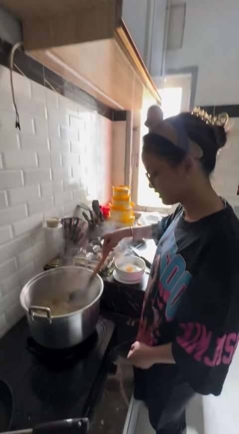 Meski sudah terkenal, Putri Isnari nggak gengsi masak sendiri. Ia memasak ayam bakar dan sayur untuk menjamu tamu yang datang di rumahnya.
