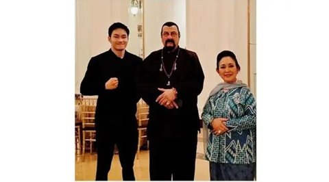 Pertemuan Azka Corbuzier dengan Steven Seagal. (sumber: Instagram/azkacorbuzier/titieksoeharto)