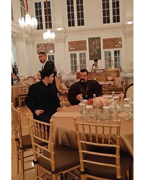 Pertemuan Azka Corbuzier dengan Steven Seagal. (sumber: Instagram/azkacorbuzier/titieksoeharto)