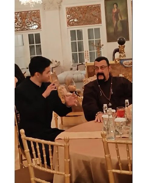 Pertemuan Azka Corbuzier dengan Steven Seagal. (sumber: Instagram/azkacorbuzier/titieksoeharto)