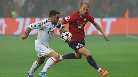 Pemain LOSC Lille, Mitchel Bakker melakukan selebrasi setelah mencetak gol ke gawang Sturm Graz pada laga Liga Champions yang berlangsung di Pierre-Mauroy Stadium, Villeneuve d'Ascq, Prancis,