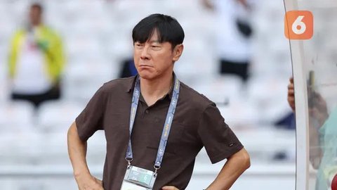 Selebrasi pelatih Timnas Indonesia, Shin Tae-yong bersama para pemainnya merayakan kemenangan 1-0 atas Vietnam setelah berakhirnya laga Grup F kualifikasi Piala Dunia 2026 Zona Asia di Sta