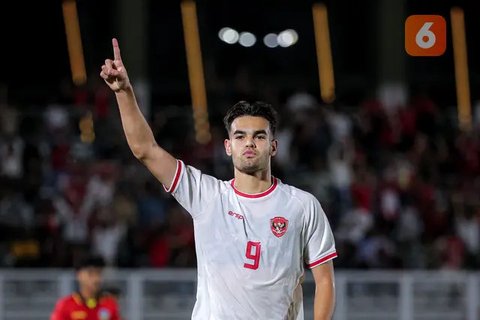 Striker Timnas Indonesia U-20, Jens Raven bersama Patrick Kluivert. (Bola.com/Dok.Instagram Jens Raven).