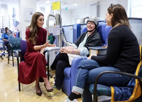 Kate Middleton gelombang setelah kunjungan ke Rumah Sakit Royal Marsden di London barat, Inggris, pada 14 Januari 2025. (Chris Jackson/POOL/AFP)
