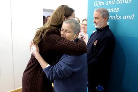 Kate Middleton gelombang setelah kunjungan ke Rumah Sakit Royal Marsden di London barat, Inggris, pada 14 Januari 2025. (Chris Jackson/POOL/AFP)