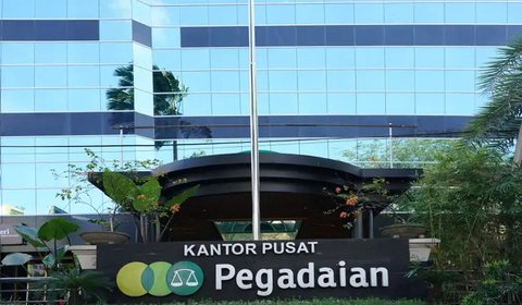 Nasabah melakukan transaksi di kantor pegadaian kawasan Jakarta, Rabu (4/8/2021). Pandemi Covid-19 yang masih berlangsung ternyata membuat jumlah nasabah yang menggadaikan barang mereka untuk