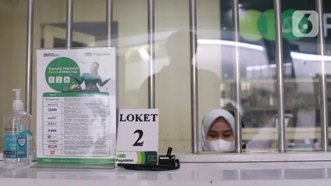 Nasabah melakukan transaksi di kantor pegadaian kawasan Jakarta, Rabu (4/8/2021). Pandemi Covid-19 yang masih berlangsung ternyata membuat jumlah nasabah yang menggadaikan barang mereka untuk