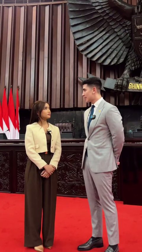 Tampilannya Disorot, Begini Momen Fuji Diajak Verrell Bramasta Keliling Gedung DPR