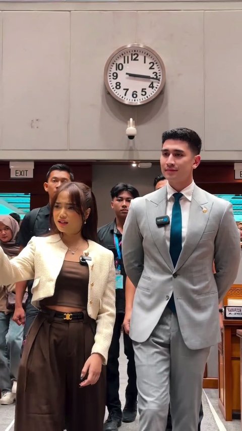 Tampilannya Disorot, Begini Momen Fuji Diajak Verrell Bramasta Keliling Gedung DPR
