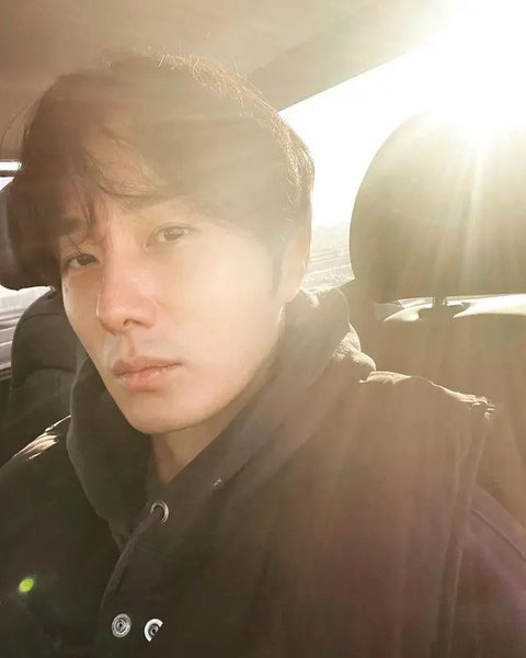 Aktor Korea Jung Il Woo pakai cukin Betawi saat jadi relawan Palang Merah di Jakarta. (dok. Instagram @jilwww/https://www.instagram.com/p