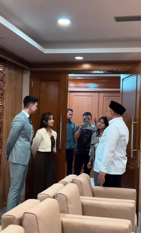 Verrell Bramasta Ajak Fuji ke Kantor DPR (Sumber: Instagram/bramastavrl)