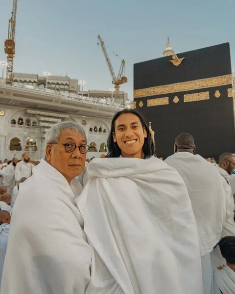 Potret Hana Malasan Umroh Bareng Keluarga Sean Gelael (Sumber: Instagram/hanamalasan)