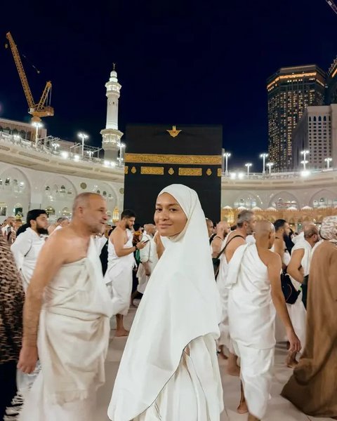 Potret Hana Malasan Umroh Bareng Keluarga Sean Gelael (Sumber: Instagram/hanamalasan)