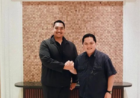 Pelatih kepala baru Timnas Indonesia, Patrick Kluivert berjabat tangan dengan ketua umum PSSI, Erick Thohir pada acara konferensi pers mengenai perkenalan pelatih baru Timnas Indonesia di Hot