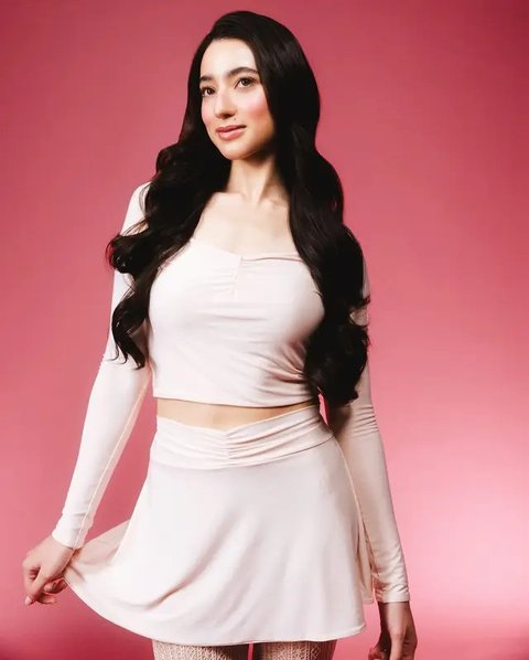 Pesona Ameera Khan Model Malaysia Kekasih Jefri Nichol (Sumber: Instagram/littlemisskhan)