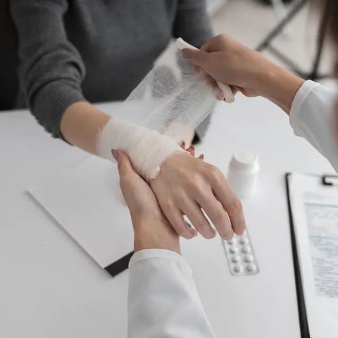 Luka bakar meskipun diperban sekalipun sangat mengganggu aktivitas sehari-hari (Foto: Unsplash.com/Diana Polekhina)
