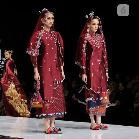 Koleksi baju Lebaran rancangan Indonesian Fashion Designer Council (IFDC) di opening show Garis Poetih Raya Festival 2025 di Jakarta Selatan, 16 Januari 2025. (Liputan6.com/Asnida Ria