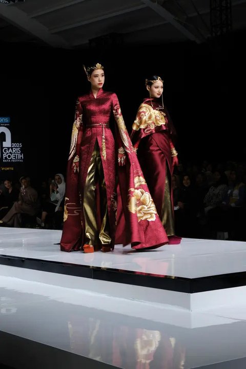 Koleksi baju Lebaran rancangan Indonesian Fashion Designer Council (IFDC) di opening show Garis Poetih Raya Festival 2025 di Jakarta Selatan, 16 Januari 2025. (Liputan6.com/Asnida Ria