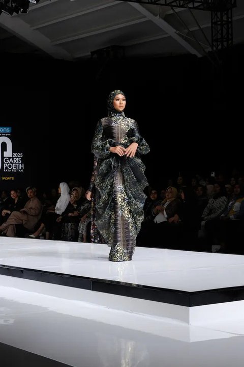 Koleksi baju Lebaran rancangan Indonesian Fashion Designer Council (IFDC) di opening show Garis Poetih Raya Festival 2025 di Jakarta Selatan, 16 Januari 2025. (Liputan6.com/Asnida Ria