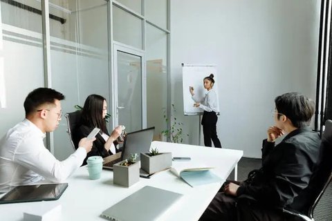 Ilustrasi karyawan, bekerja, rapat, suasana kantor. (Foto By AI)