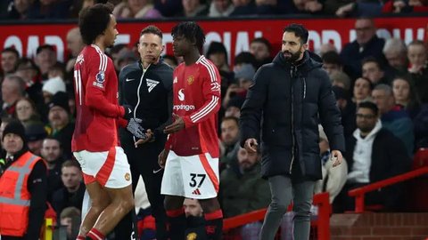 Bek Southampton asal Polandia #35, Jan Bednarek, dan penyerang Manchester United asal Belanda #11, Joshua Zirkzee, berebut bola selama pertandingan Liga Primer Inggris antara Manchester Un