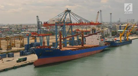 Aktifitas kapal ekspor inpor di pelabuhan Tanjung Priok, Jakarta, Jumat (26/5). Badan Pusat Statistik (BPS) mencatat neraca perdagangan Indonesia mengalami surplus 1,24 miliar . (Liputan6.com