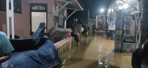 Penampakan banjir merendam ratusan rumah di Kampung Dukuh Semar Kota Cirebon. Foto (Liputan6.com / Panji Prayitno)