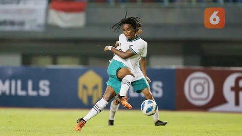Pemain Timnas Indonesia U-22, Ronaldo Kwateh saat laga uji coba internasional antara Timnas Indonesia U-22 melawan Timnas Lebanon U-22 di Stadion Utama Gelora Bung Karno (SUGBK), Senayan,