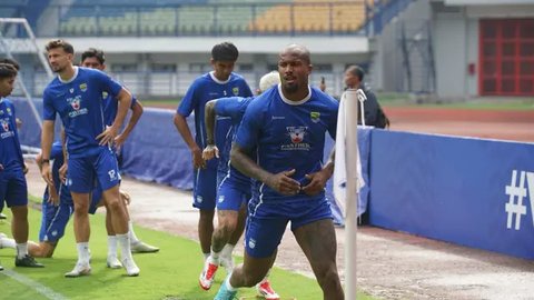 Striker Persib Bandung, Gervane Kastaneer, debut di Liga 1 dengan menghadapi Dewa United di Stadion GBLA, Bandung, Jumat (17-1-2026). (Bola.com/Erwin Snaz)