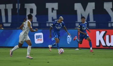Striker Persib Bandung, Gervane Kastaneer, debut di Liga 1 dengan menghadapi Dewa United di Stadion GBLA, Bandung, Jumat (17-1-2026). (Bola.com/Erwin Snaz)