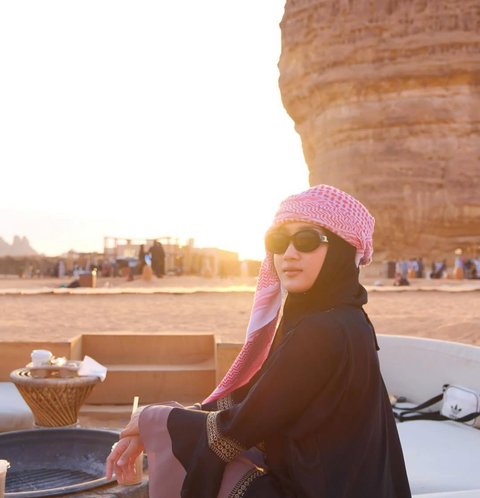 Yeni Inka Tampil Memukau Saat Umroh dan Jelajahi Keindahan Al Ula