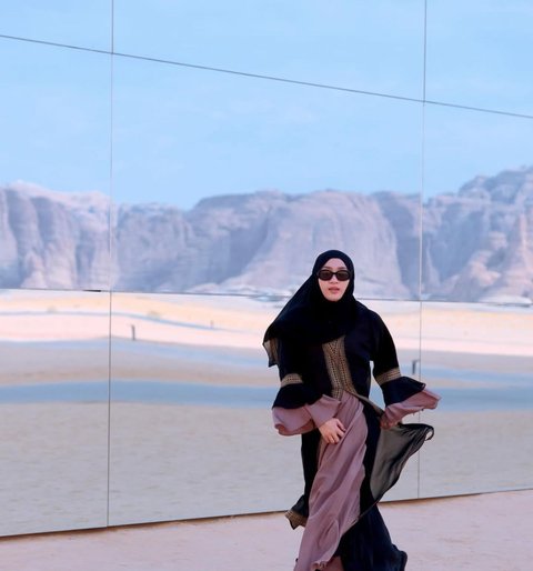 Yeni Inka Tampil Memukau Saat Umroh dan Jelajahi Keindahan Al Ula