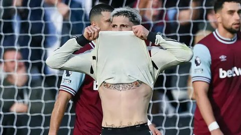 Pemain Manchester United, Alejandro Garnacho mencetak gol ke gawang Barnsley pada laga Carabao Cup 2024/2025 di Old Trafford, Manchester, Inggris, Rabu (18/09/2024) WIB. (AFP/Paul Ellis)